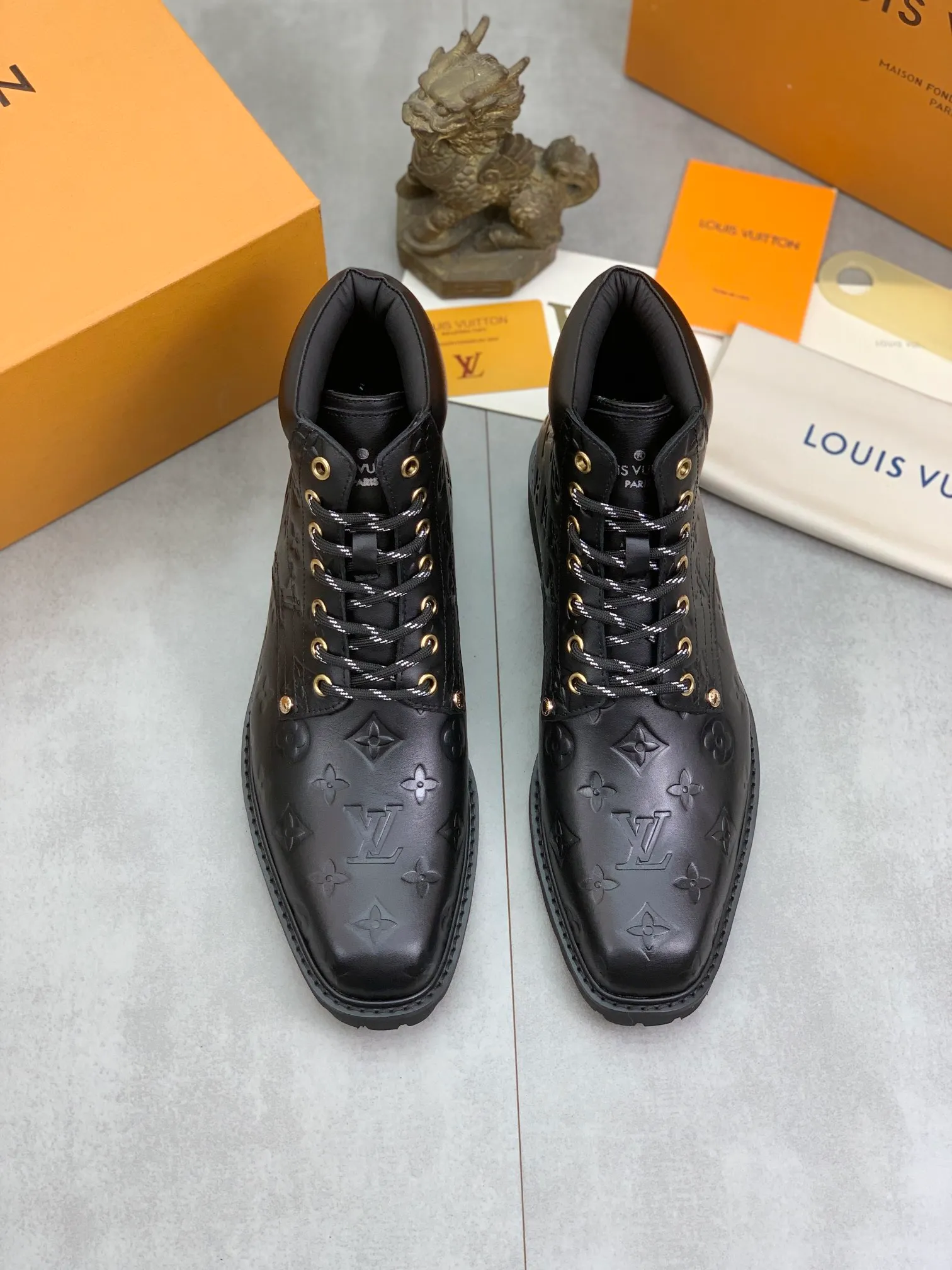 Men's shoes 💰P600💰【New】🆘Water-dyed cow lining LV Louis Vuitton business high-top leather shoes, made of original imported Italian 🇮🇹 selected calfskin, full cowhide lining, carefully handmade by professional shoemakers, the original version is specially designed for wear-resistant outsole. Standard code: 38-44 3⃣️color🉑️select